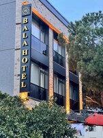 Un edificio moderno con un letrero que dice "BALAHOTEL" en letras grandes.