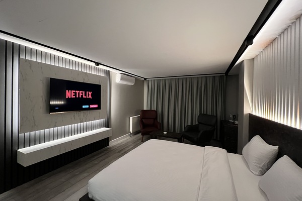 Deluxe Double Room | Premium bedding, laptop workspace, WiFi (free), individually decorated