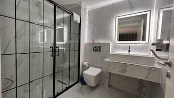 Kostenlose Toilettenartikel, Haartrockner, Hausschuhe, Handtücher