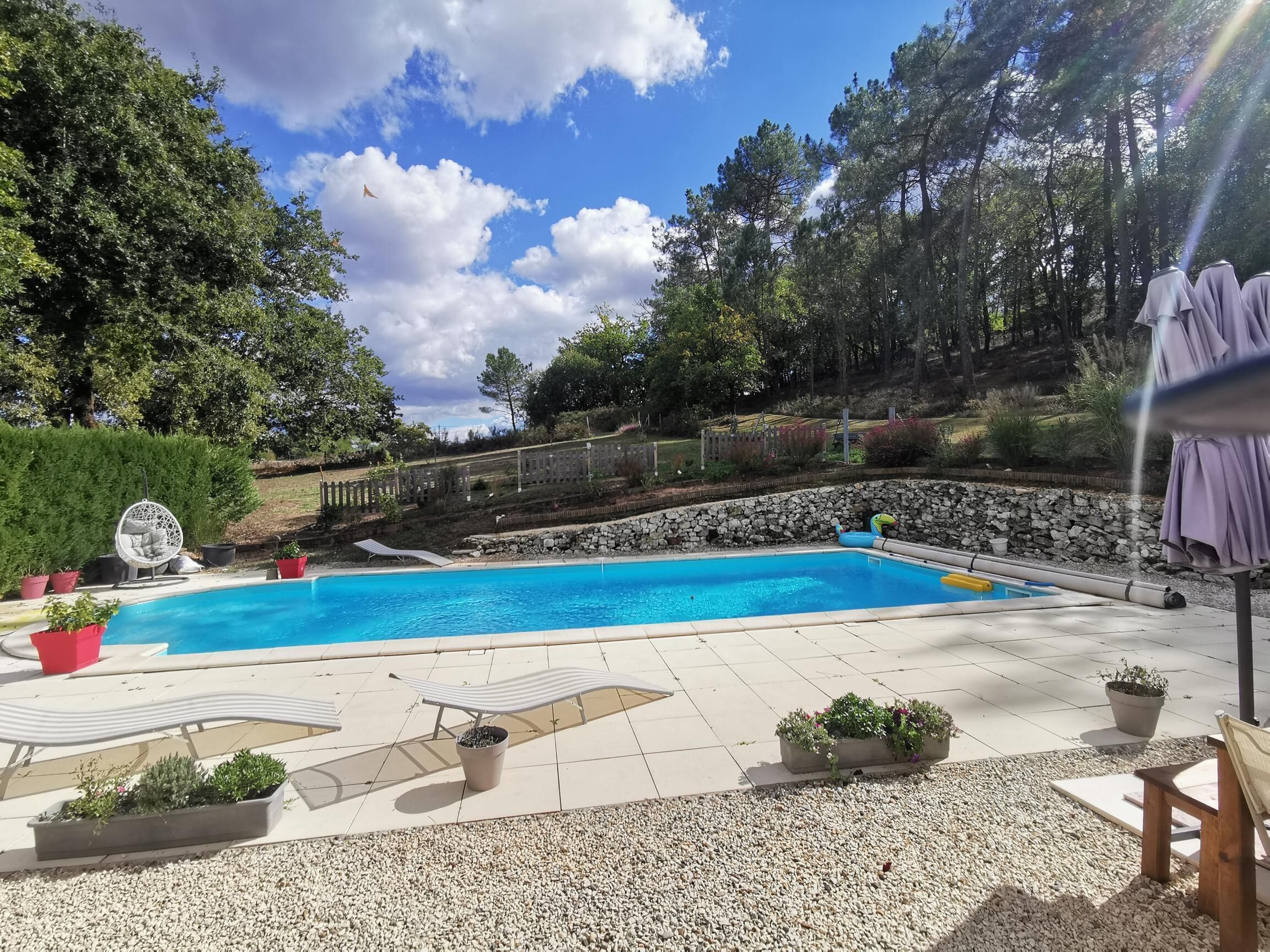 Alberca al aire libre por temporada y sombrillas en la alberca 