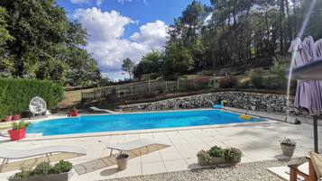 Piscine extérieure (ouverte en saison), parasols de plage