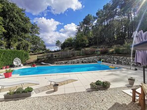 Seasonal outdoor pool, open 10:00 AM to 7:00 PM, pool umbrellas - Domaine des 3 Cyprès Chez Nath & Pat (Fumel)