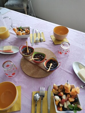 Una mesa dispuesta con diversos alimentos, utensilios y una jarra de jugo.