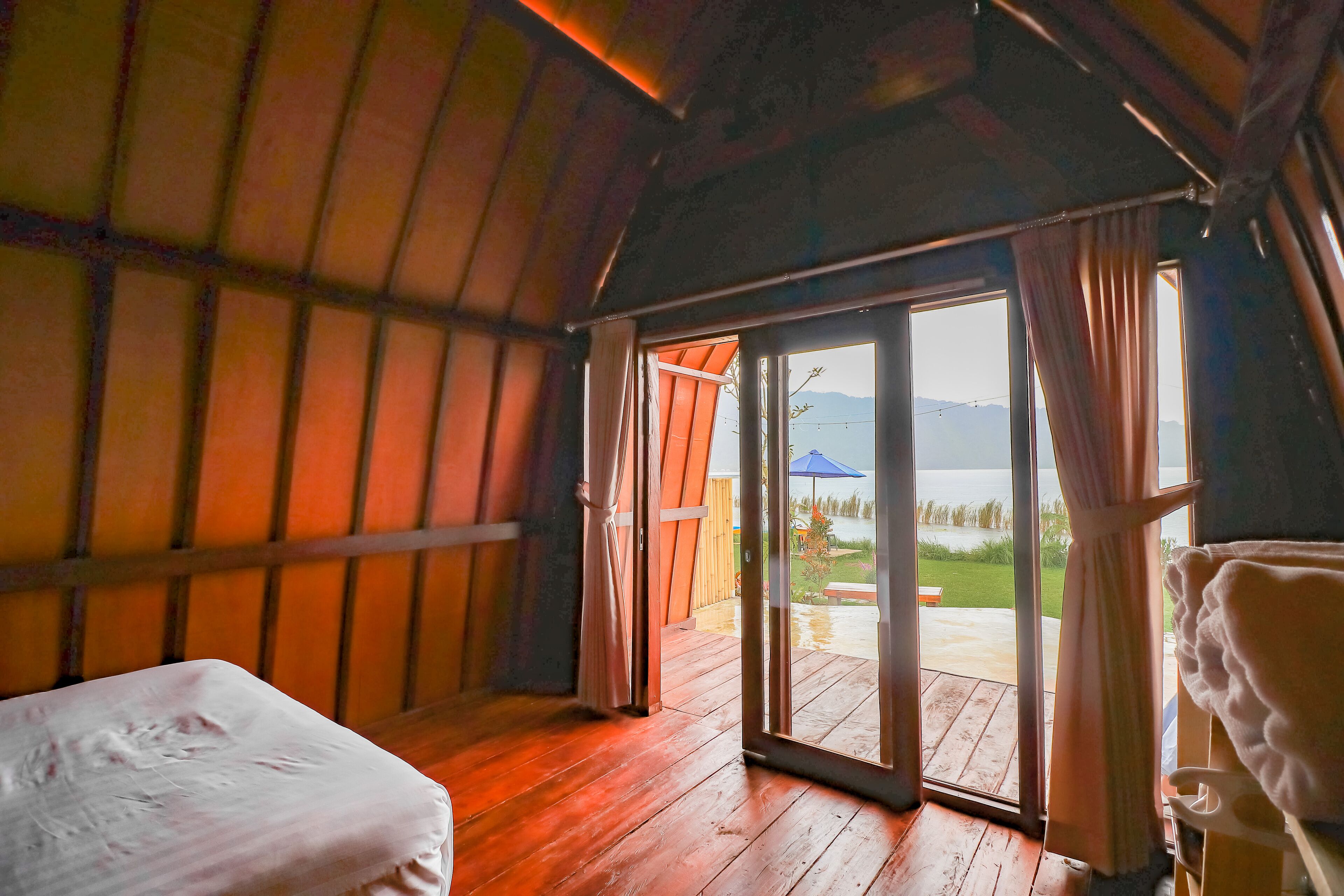 Rumah Lumbung | Meja kerja, Wi-Fi gratis, dan seprai linen