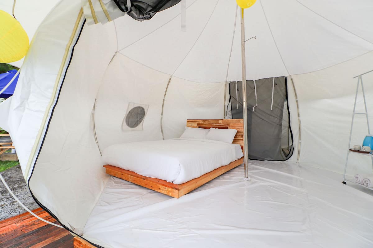 Tienda panorámica (Tenda Kotak) | Escritorio, wifi gratis, ropa de cama