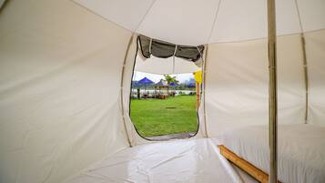 Tenda Kotak | Desk, free WiFi, bed sheets