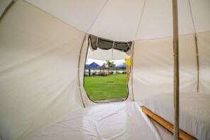 Lều có tầm nhìn toàn cảnh (Tenda Kotak) | Bàn, truy cập Internet không dây miễn phí, bộ trải giường 