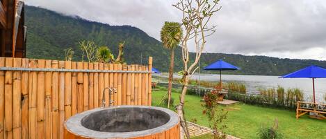 Familiehytte (Rumah Segitiga) | Badeværelse | Bruser, gratis toiletartikler, håndklæder, Sæbe