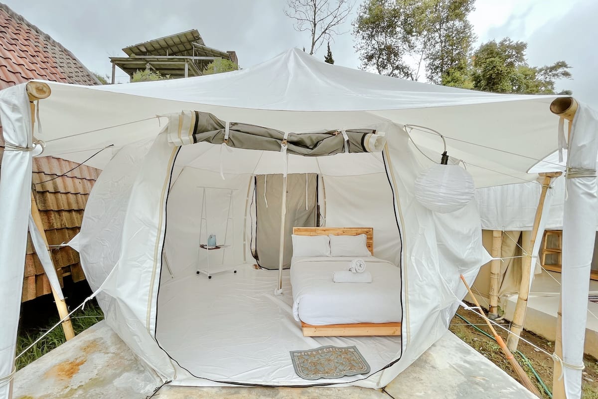 Tienda panorámica (Tenda Bulat) | Escritorio, wifi gratis, ropa de cama