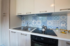 Refrigerador, horno, cafetera/tetera, utensilios de cocina