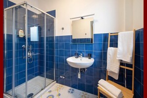 Shower, towels - Domus Maresca (Sant´Agnello)
