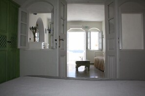 Apartment Caldera View Share Jetted Tub | Premium bedding, in-room safe, individually decorated - Captain John Traditional Houses - Adults Only (Santorini)