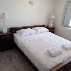 Suite Caldera View Private Jetted Tub | Premium bedding, in-room safe, individually decorated - Captain John Traditional Houses - Adults Only (Santorini)