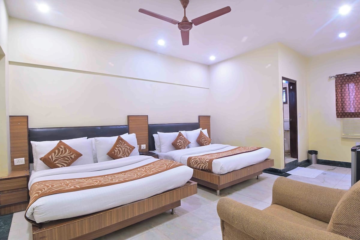 Family Room with Living Area | Soundproofing, free WiFi, bed sheets, wheelchair access
