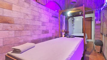 Ruang perawatan pasangan, hot tub, dan perawatan Ayurveda