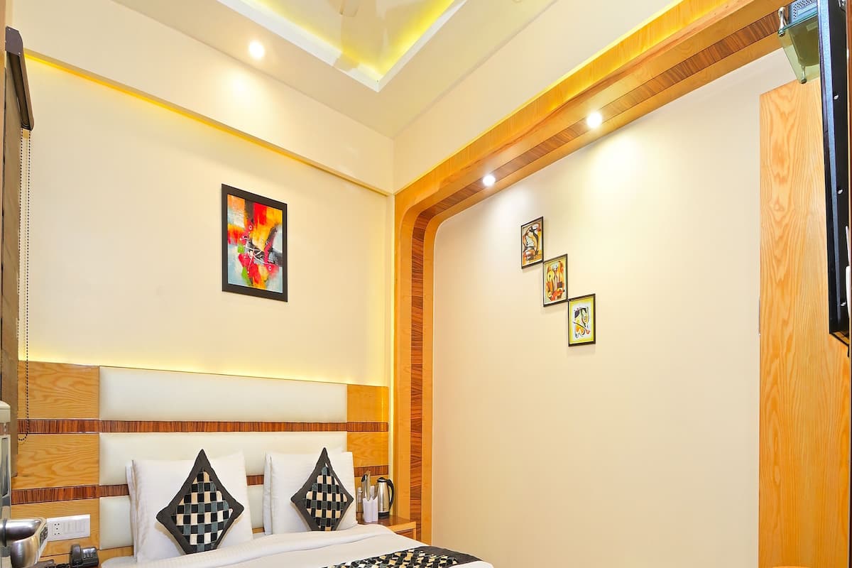Room with Dining Area | Soundproofing, free WiFi, bed sheets, wheelchair access