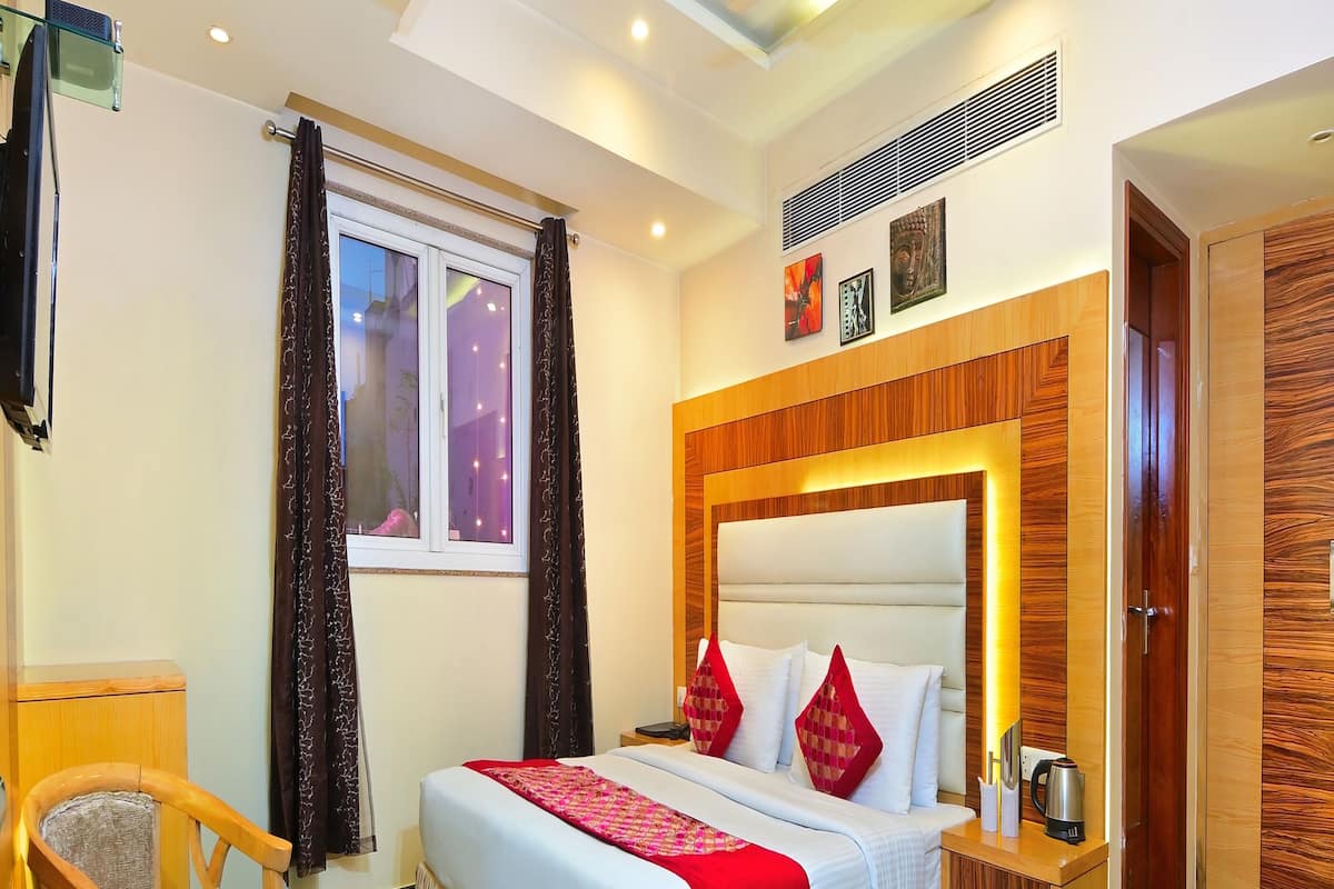 Room With Window | Soundproofing, free WiFi, bed sheets, wheelchair access