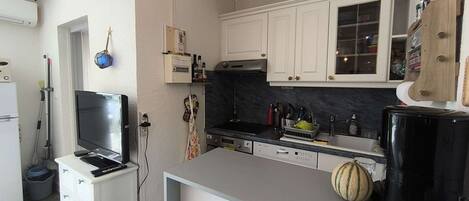 Køleskab, mikrobølgeovn, ovn, kogeplade