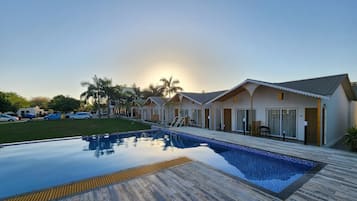 Una piscina al aire libre