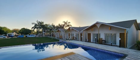 Una piscina al aire libre