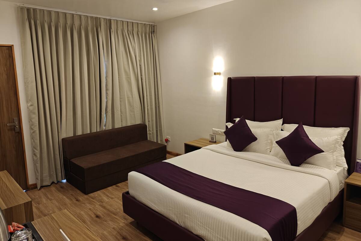 Executive Double Room | Desk, blackout drapes, soundproofing, rollaway beds