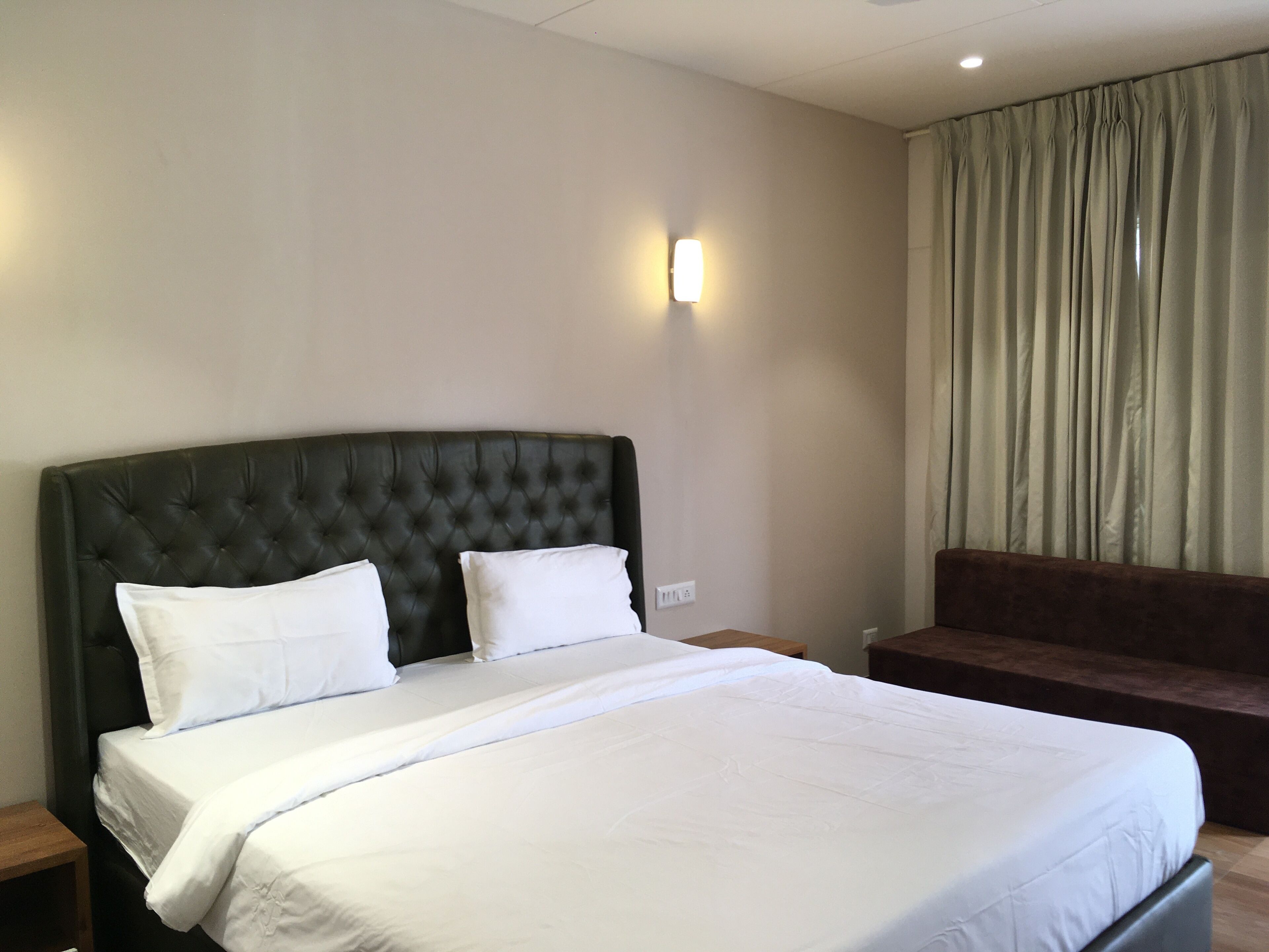 Cottage Room | Blackout curtains, soundproofing, free WiFi, bed sheets