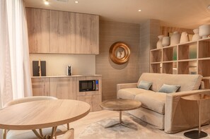 Refrigerador, microondas, placa de cocina, cafetera expreso