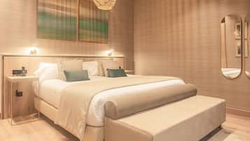 Quarto moderno com uma cama grande, mesas de cabeceira, abajur e um espelho na parede.