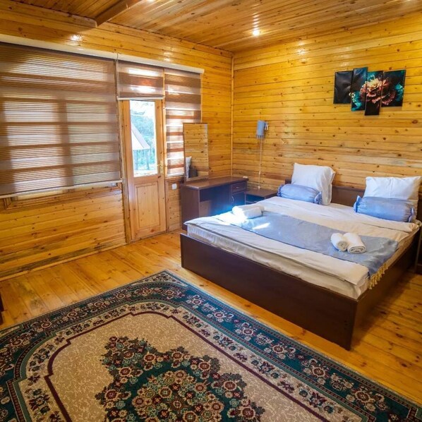 1 bedroom, premium bedding, desk, bed sheets