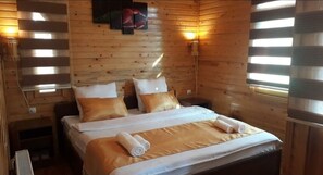 Familjerum - 2 dubbelsängar - utsikt mot innergården | Sängtillbehör av högsta kvalitet, skrivbord och sängkläder