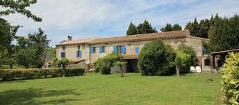 Gîte Tournesol: renovated farmhouse with swimming pool and panoramic view of the Pyrenees mountains 