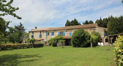 Gîte Tournesol: renovated farmhouse with swimming pool and panoramic view of the Pyrenees mountains