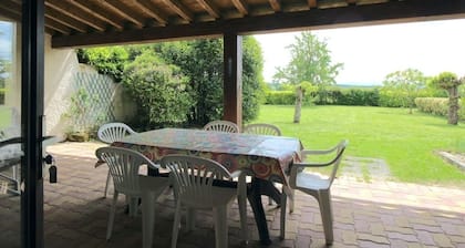 Gîte Tournesol: renovated farmhouse with swimming pool and panoramic view of the Pyrenees mountains