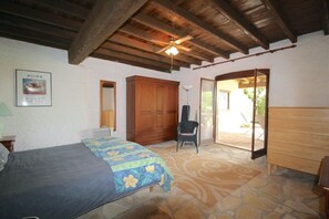 2 bedrooms, iron/ironing board, bed sheets