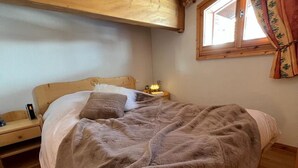 Room - Charming Quiet Duplex Near Slopes/Shops with Terrace (Méribel)