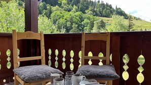 Outdoor dining - Charming Quiet Duplex Near Slopes/Shops with Terrace (Méribel)