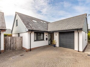 Exterior - Luxury modern  house on the edge of the Village, close to Beach and Golf-course. (Braunton)