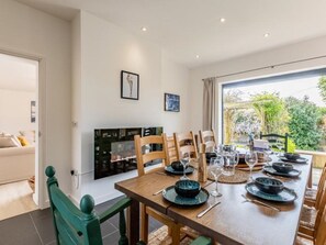 Dining - Luxury modern  house on the edge of the Village, close to Beach and Golf-course. (Braunton)