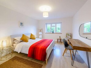 4 bedrooms, iron/ironing board, WiFi, bed sheets - Luxury modern  house on the edge of the Village, close to Beach and Golf-course. (Braunton)