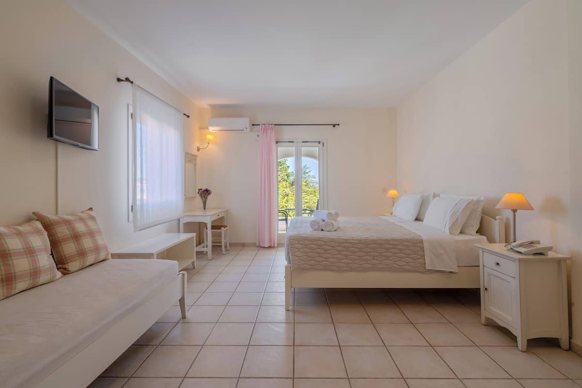 In-room safe, iron/ironing board, WiFi, bed sheets