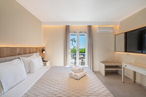 Caja de seguridad en la habitación y tabla de planchar con plancha 