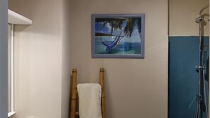 Sèche-cheveux, bidet, serviettes fournies