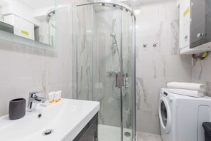 Shower, shampoo - Comfortable Apartment with Terrace | Close to the Beach, Parking (Darłowo)