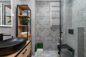 Shower, shampoo