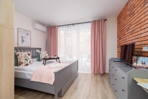 Iron/ironing board, WiFi, bed sheets - Stylish Studio | Terrace, Air Conditioning, Center (Kraków)