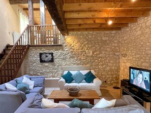 Smart TV, chimenea y estéreo 