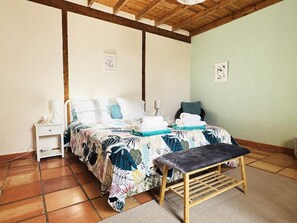 1 slaapkamer, een strijkplank/strijkijzer, reisbedje, gratis wifi