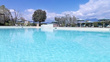 Piscina stagionale all'aperto, ombrelloni da piscina, lettini