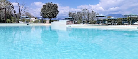 Piscina stagionale all'aperto, ombrelloni da piscina, lettini