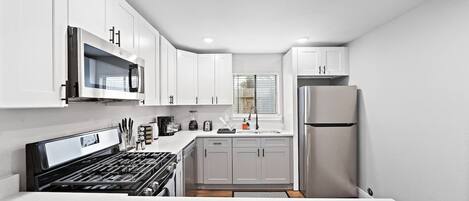 冷蔵庫、電子レンジ、オーブン、コンロ